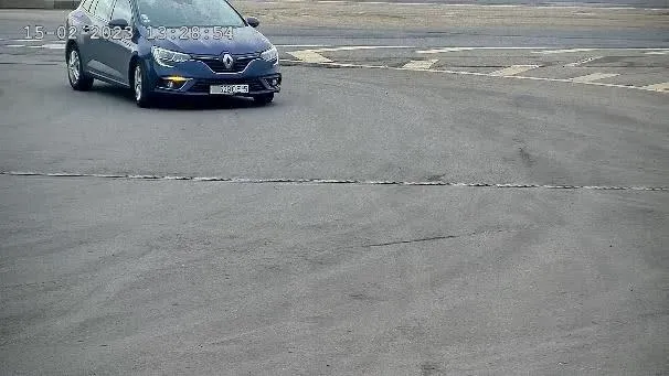 Good camera mount example: car approaching at close range with a large, sharp view of the front plate